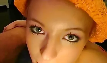 Une belle brune en bas blancs tirant Anal au poulet porno regarder du voisin.