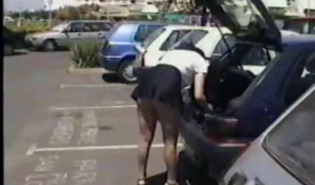 Un homme attrape une jeune beauté qui se masturbe et voir film porno africain baise.