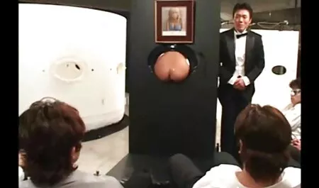 La jeune salopette Noire asiatique a touché voir video porno gratuit la cliente avec ses seins.
