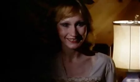 Deux gars voir la video porno qui mangent une blonde.