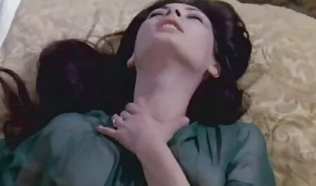 Deux copines sucent passionnément voir film sex gratuit le pénis d'un jeune masseur.