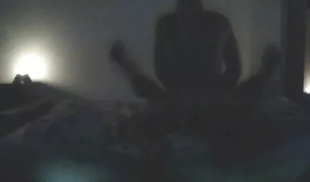 Jeune blonde avec un gros je voudrais voir les films porno cul juteux en short sur le lit.