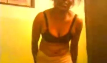 Homme mangeant adolescent regarder un film de sexe gratuit