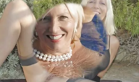 Homme caresses fille entre les regarde film porno jambes