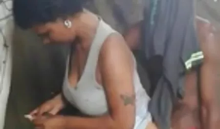 La fille a commencé à se masturber dans la salle de voir des video porno en streaming bain.
