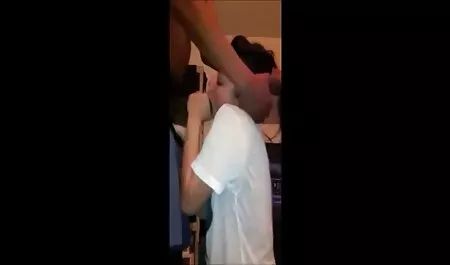 Un homme regarder un film de sexe en robe qui baise une milf dans un soutien-gorge orange dans un bureau