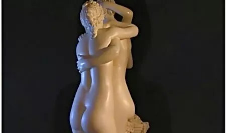 Fille chaude en bas se regarder un film de sexe gratuit masturbe sur le canapé