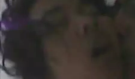 Le soutien-gorge je voudrais voir un film porno en or a glissé hors de la poitrine de la grande Asiatique sous la douche.