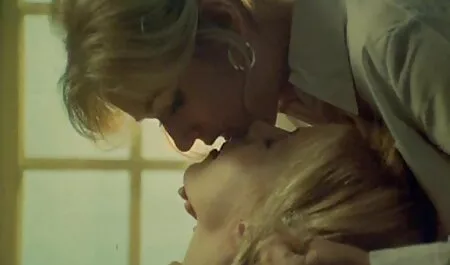 La jeune, blonde, avec des leggings se masturbe regarder film de sex gratuit sur le canapé.