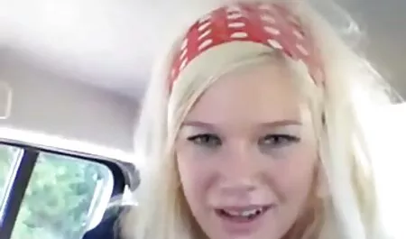 La fille montre ses seins et video porno a voir gratuitement commence à sucer des bites.