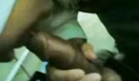 Ariel a une charge sur voir film porno lesbienne son visage.