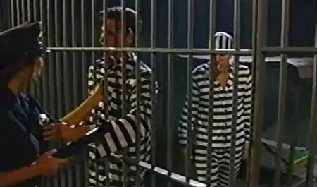Deux femmes regarder films porno avec un homme